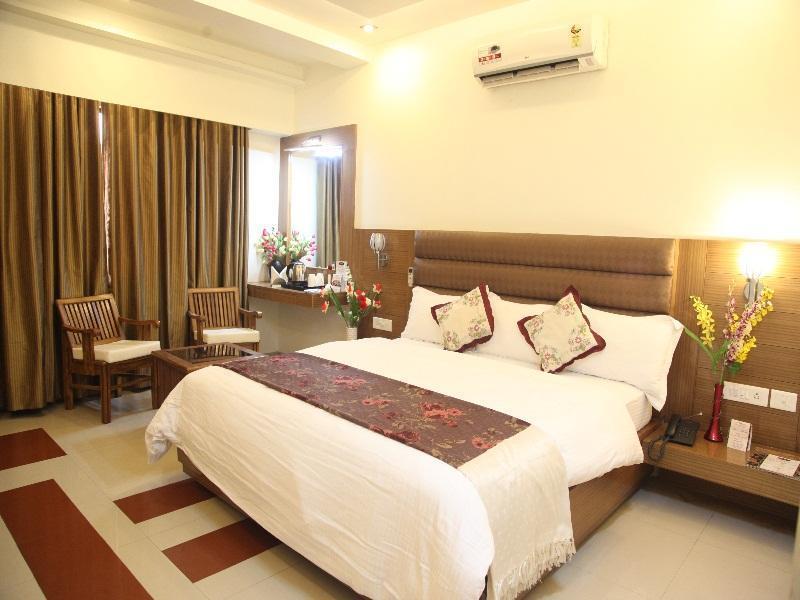 Hotel Poonam Plaza อัครา ภายนอก รูปภาพ