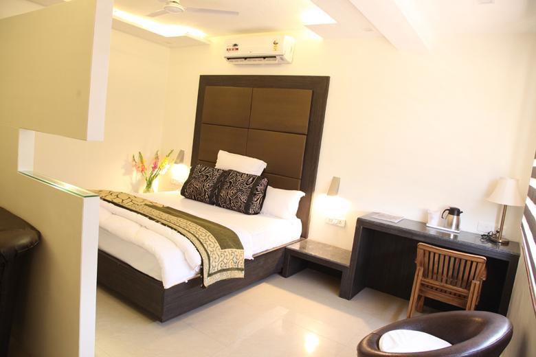 Hotel Poonam Plaza อัครา ภายนอก รูปภาพ