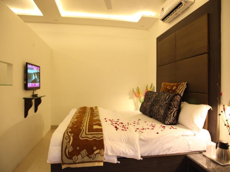 Hotel Poonam Plaza อัครา ภายนอก รูปภาพ