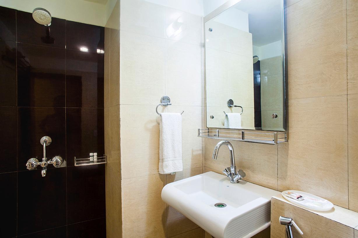 Hotel Poonam Plaza อัครา ภายนอก รูปภาพ