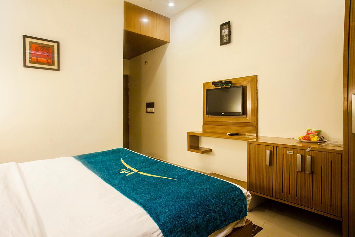 Hotel Poonam Plaza อัครา ภายนอก รูปภาพ