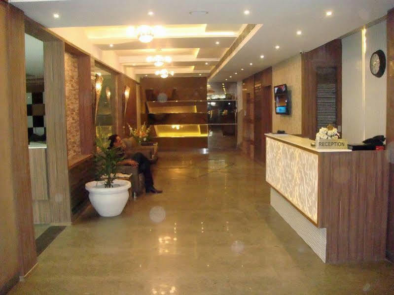 Hotel Poonam Plaza อัครา ภายนอก รูปภาพ