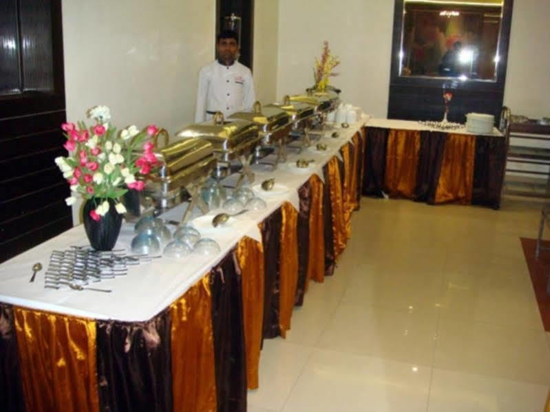 Hotel Poonam Plaza อัครา ภายนอก รูปภาพ